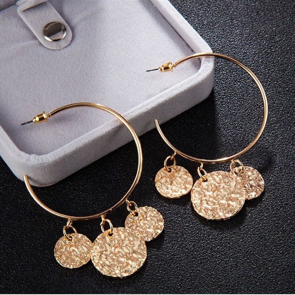 ⚜️[𝟯/$𝟮𝟴]⚜️Big Gold Coin Posh Hoop Earrings NEW - Picture 3 of 9
